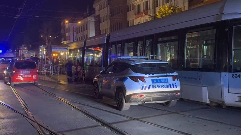 Fatih’te raylara düşen bir kişi tramvayın altında kalarak öldü